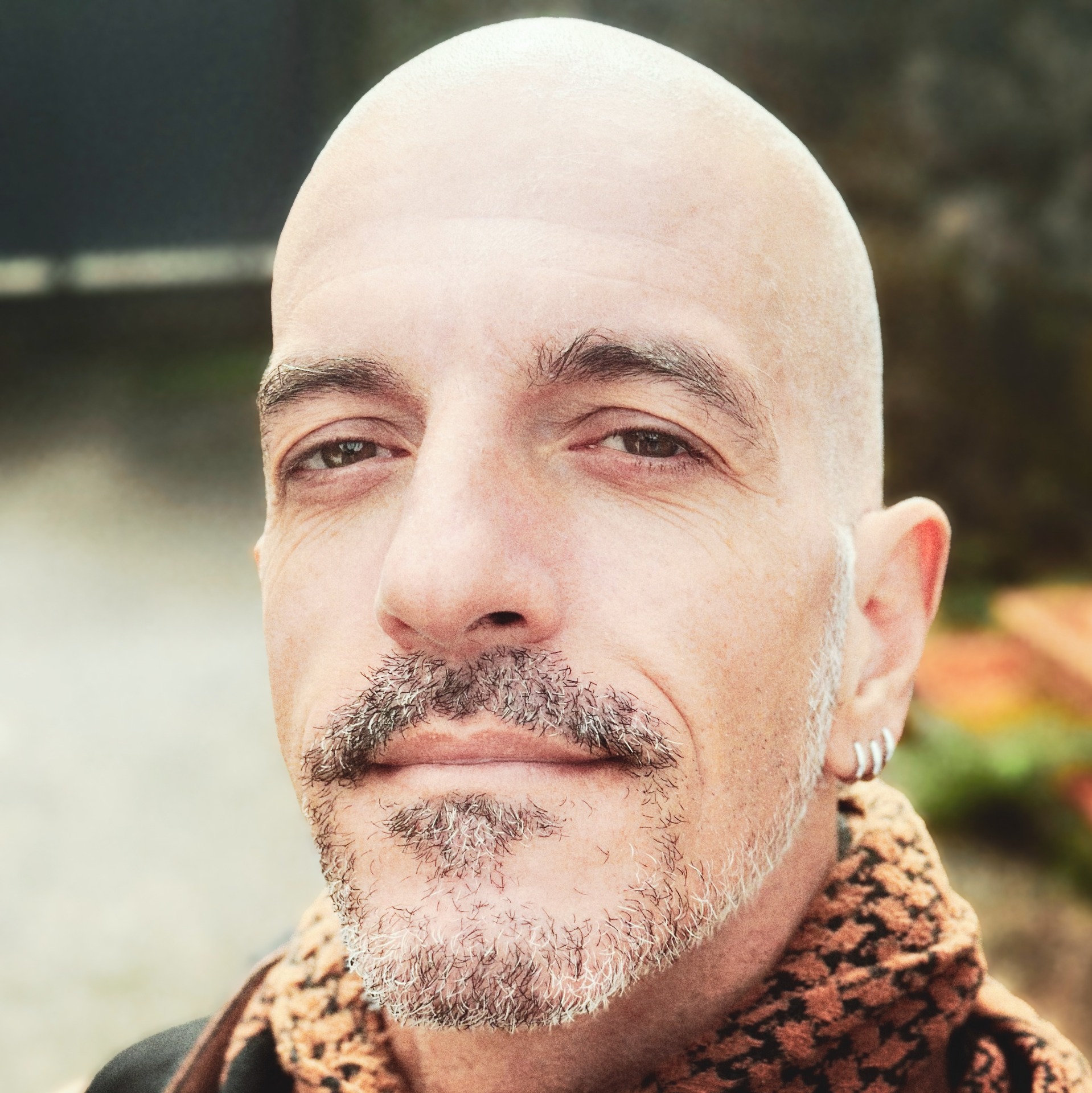 Ativista, fotógrafo documental e praticante de meditação **há** mais de 15 anos, foi ordenado monge na tradição de *Plum Village*, fundada pelo Mestre Zen Thich Nhat Hanh. É professor de meditação em atenção plena e facilitador de círculos de comunicação não violenta e de reconciliação.

De regresso à vida leiga, continua o seu caminho de meditação comprometida, inspirado nos ensinamentos que recebeu e que continua, dedicadamente, a aprofundar e a desenvolver.

A sua aspiração é simples: **P**artilhar a sua experiência **transformadora** do caminho da compreensão e do amor, e ajudar outros a descobrir os maravilhosos frutos trazidos pelo encontro com o momento presente.