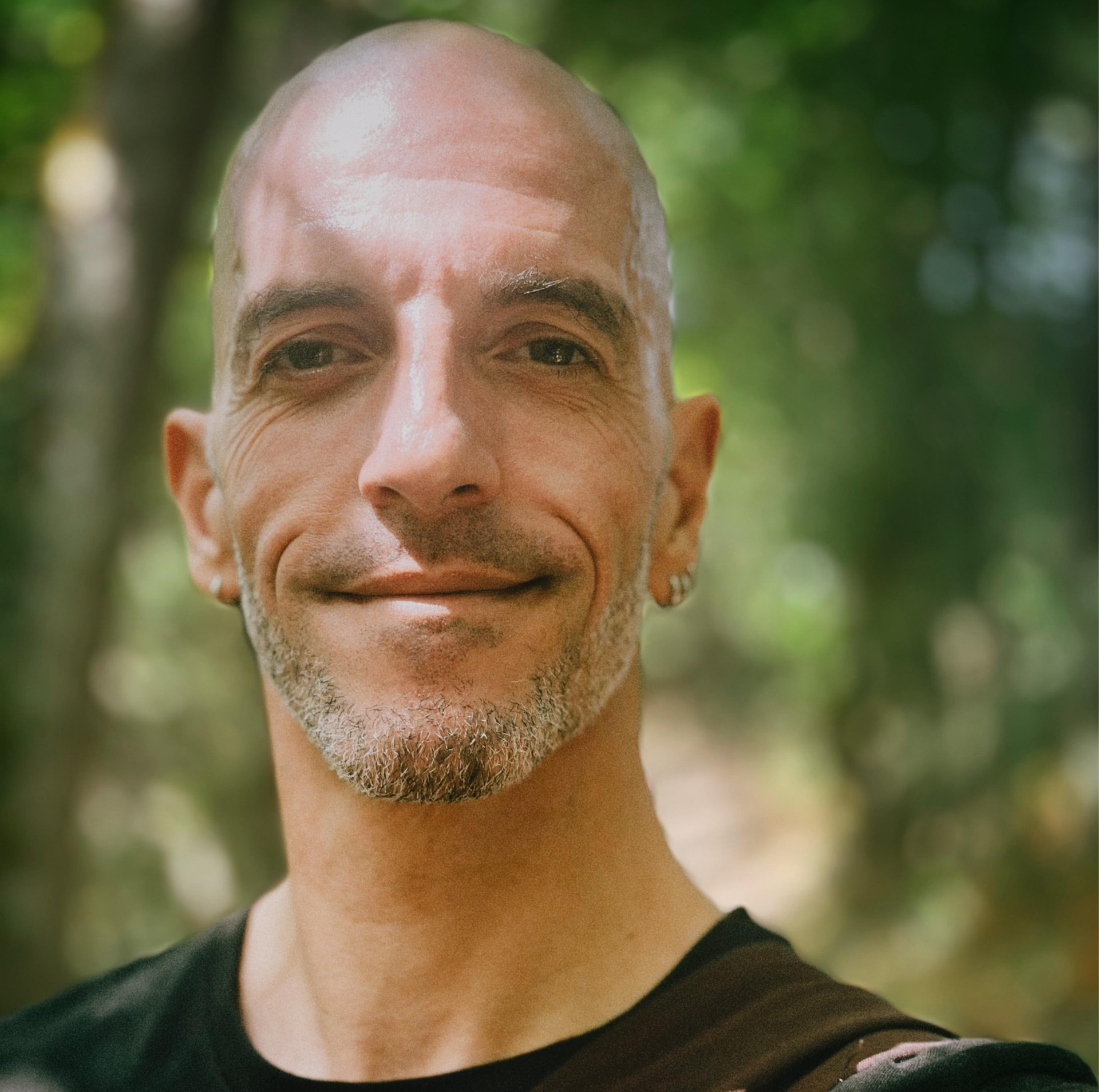 Ativista, fotógrafo documental e praticante de meditação **há** mais de 15 anos, foi ordenado monge na tradição de *Plum Village*, fundada pelo Mestre Zen Thich Nhat Hanh. É professor de meditação em atenção plena e facilitador de círculos de comunicação não violenta e de reconciliação.

De regresso à vida leiga, continua o seu caminho de meditação comprometida, inspirado nos ensinamentos que recebeu e que continua, dedicadamente, a aprofundar e a desenvolver.

A sua aspiração é simples: **P**artilhar a sua experiência **transformadora** do caminho da compreensão e do amor, e ajudar outros a descobrir os maravilhosos frutos trazidos pelo encontro com o momento presente.